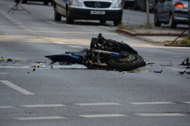 Pijani motorista sleteo sa puta i udario u stub! Vozač honde nepovređen, suvozač se bori za život