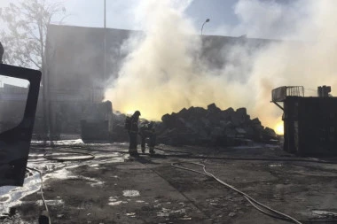 (VIDEO) NIŠTA SE NE VIDI OD DIMA: Gori porodična kuća, vatrogasci na terenu!