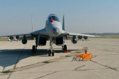 MOĆNI MIGOVI STIGLI U SRBIJU! Na batajnički aerodrom upravo dopremljeni iz Belorusije