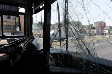 Pretukli vozača školskog autobusa jer nije hteo da PIJE SA NJIMA?