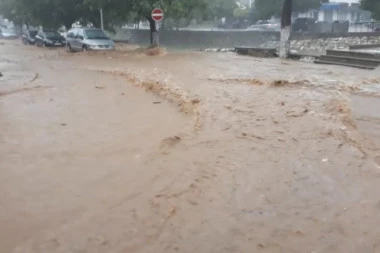 (FOTO, VIDEO) UŽASNO NEVREME ZAHVATILO ITALIJU: Obilne kiše, izlivanje reka i lavine snega