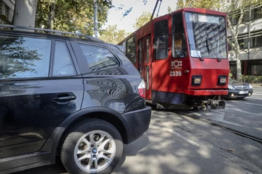 NEZGODA U KRUGU "DVOJKE": Tramvaj sleteo sa šina!