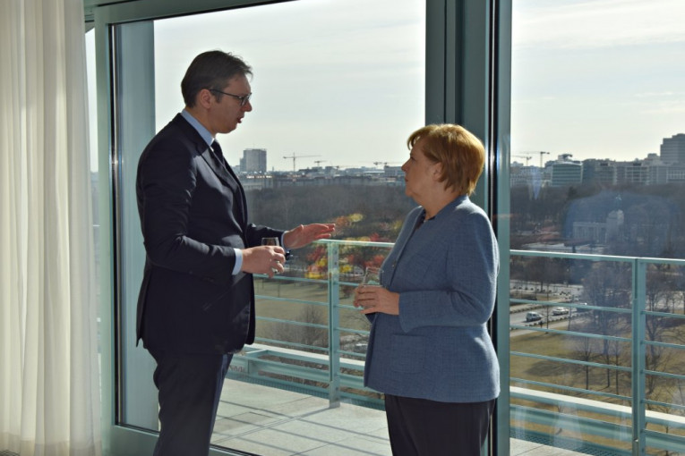 ANGELA MERKEL DANAS U BEOGRADU! Kraljica Evrope ukazala Srbiji veliku čast na kraju mandata! BEOGRAD U ZASTAVAMA NEMAČKE!(FOTO)