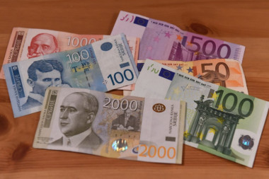 Srednji kurs u ponedeljak 117,18 dinara za evro