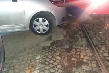 RAZVALIO BANDERU i AKTIVIRAO VAZDUŠNE JASTUKE! Nikome nije jasno šta je bilo u glavi ovog srpskog vozača kad je uparkiravao auto! NEZABELEŽENO! (FOTO)