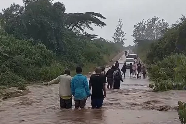 POČELO JE: Monstruozan ciklon čisti sve pred sobom, dve osobe poginule a dve nestale! IZBILI I POŽARI (VIDEO)