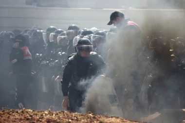 VELIKI NEREDI U TIRANI: Ne zna se ko je ko ga tukao, scene kao iz filma! (VIDEO)