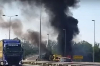 ŽENA NA MESTU OSTALA MRTVA! Horor kod Doboja - sudarili se automobil i KAMION, muškarac hitno prevezen u bolnicu