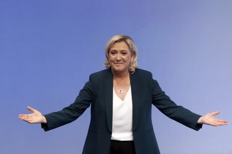 BACILA MAKRONA NA KOLENA! Oglasila se Marin le Pen posle pobede na izborima za EP i odluke predsednika Francuske da raspiše vanredne izbore!