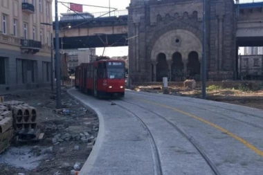 HAOS U CENTRU BEOGRADA! Sudarili se TAKSI I TRAMVAJ - saobraćaj ovde potpuno zaustavljen!