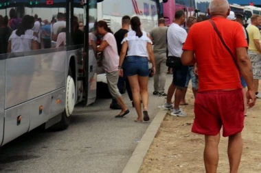 KRENULA SA DECOM U CRNU GORU, PA NA GRANICI DOŽIVELA ŠOK: Usred noći je izveli iz autobusa, dok su deca spavala: "Izađite napolje, to vam niko neće tražiti"