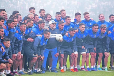 (VIDEO) Vuk dlaku menja, ali ćud nikada... Maradona dobio sumnjivi paketić u toku utakmice!