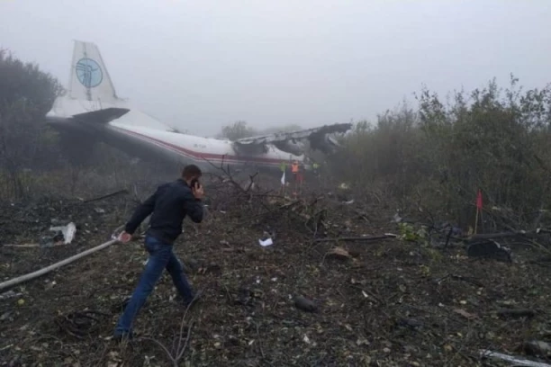 UŽAS! Srušio se avion u šumi, VELIKI BROJ POGINULIH! (FOTO)