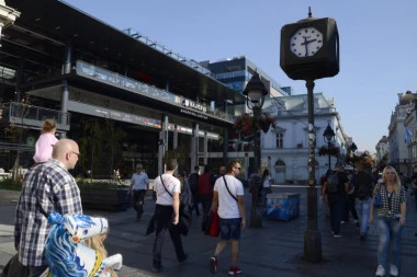 (VIDEO) Mečkom uleteo u Knez Mihailovu! Šetači nisu znali gde da beže