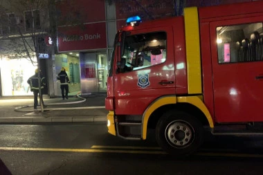 DIM KULJA NA SVE STRANE: Gori napušteni objekat u Bulevaru despota Stefana (VIDEO)