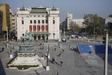 DECA TE GLEDAJU, KAKO TE NIJE SRAMOTA? Žena se GOLA prošetala Beogradom, ljudi pobesneli! (VIDEO)