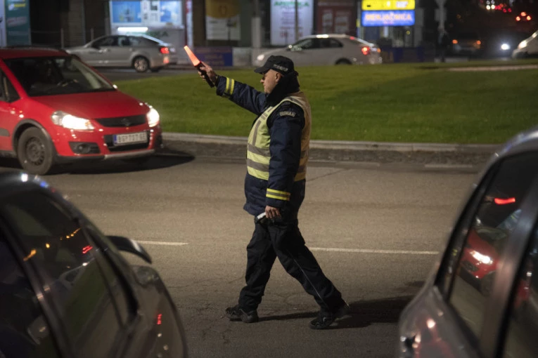 MLADIĆ (27) VOZIO PIJAN, BEZ DOZVOLE, U NEREGISTROVANOM AUTOMOBILU! Nećete verovati koliko promila je imao u krvi!