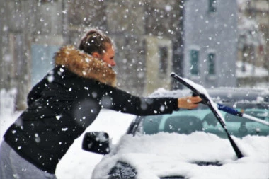 STIŽE SNEG, BABA MARTA SE NE PREDAJE! Meteorolog Đurić najavio prve prolećne pljuskove sa grmljavinom, a za vikend sledi velika promena