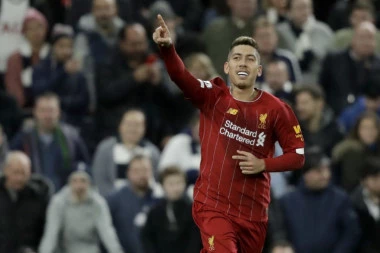 (VIDEO) Firmino se krstio u kućnom bazenu, Alison u suzama!