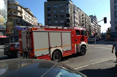 EVAKUISANA PROMENADA: Zapalio se automobil u garaži, deo objekta se napunio dimom!