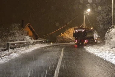 Goran Vesić celu noć pomagao putarima  u čišćenju snega!