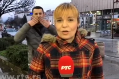 (VIDEO) Usred uključenja uživo na RTS-u čovek utrčao u kadar: Iza leđa novinarke napravio "žurku" koja je zapalila mreže!