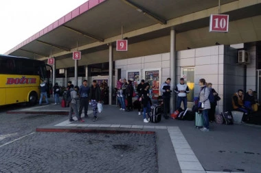 (FOTO) "Beograđani" masovno odlaze u rodnu grudu! Autobuska vrvi od ljudi u jeku zaraze, a zatekli smo i jednu veš mašinu!