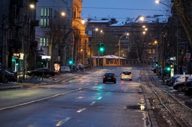 (VIDEO) ZASTRAŠUJUĆI SNIMAK: Krdo divljih životinja naletelo na automobil!