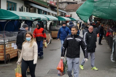 (FOTO) Bajlonijeva pijaca puna kao oko! Tek poneko nosi masku