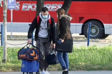 ZBOG NADSTREŠNICA PROVERAVAJU SE SVA AUTOBUSKA STAJALIŠTA U NIŠU: Neko je poskidao matice koje drže konstrukciju