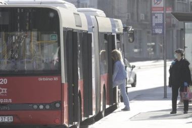 PUTNIK U GRADSKOM PREVOZU DEMOLIRAO AUTOBUS LUBENICOM! Vređao putnike i dobacivao devojkama, a onda je usledio pravi šok! (VIDEO)