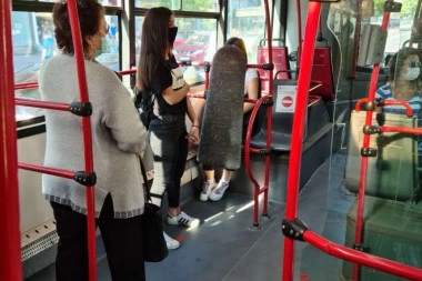 (FOTO) DALI JE REALAN LIK? Usred busa mu izvirile TANGE, putnici u ŠOKU!