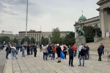 (VIDEO) Počeo protest: Šačica pristalica Dveri pravi buku ispred Skupštine - duvaju u pištaljke i skandiraju protiv vlasti