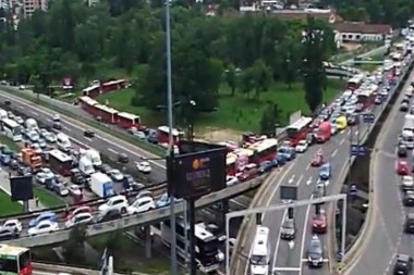 LANČANI SUDAR NA AUTO-PUTU KOD HITNE: Skucano 7 automobila, nastao haos, stvorila se kolona do Laste!