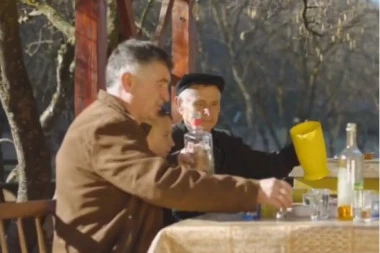 (VIDEO) Šta treba starom čoveku? Da su mu deca dobro, da mu je penzija redovna... POGLEDAJTE NAJNOVIJI SPOT SNS