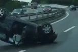 AUTOMOBIL SLETEO S PUTA I PREVRNUO SE: Saobraćajna nesreća na auto-putu kod Šimanovaca!