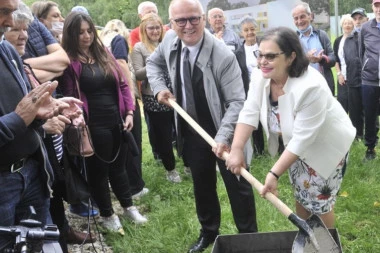 (FOTO) Vesić položio kamen temeljac za nov vrtić na Bežanijskoj kosi