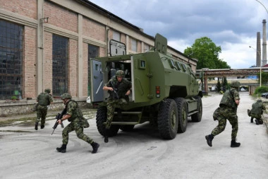 (FOTO)  ZVERINA! Predstavljeno novo oklopno borbeno vozilo M-20 MRAP 6x6!