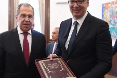 Srpska vina i tabakera za dragog prijatelja: Vučić i Lavrov razmenili poklone!