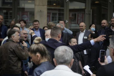 (FOTO, VIDEO) Napeto uoči sednice Demokrata, Lutovac traži intervenciju policije