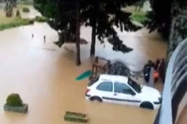 (FOTO) Ugrožena Banja Badanja kod Loznice: Izlila se reka Cernica, sve POPLAVLJENO!