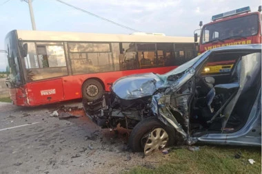 STRAVIČNE FOTOGRAFIJE UDESA U VELIKOJ MOŠTANICI: Žena povređena u saobraćajnoj nesreći, OD AUTOMOBILA OSTALA SAMO OLUPINA!