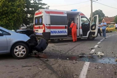 Devojčica (17) teško povređena u saobraćajnoj nesreći: Hitno prebačena u bolnicu