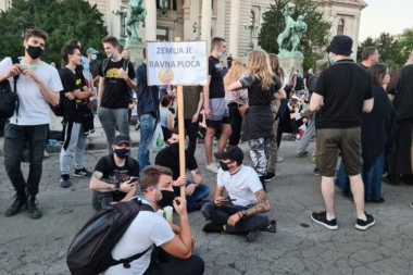 (FOTO) Ravnozemljaši na demonstracijama