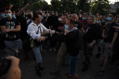 (VIDEO) Užarena atmosfera ispred skupštine: Eskalacija sukoba na pomolu, demonstranti pred vratima skupštine!