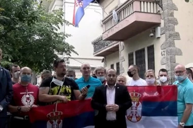 (VIDEO) SRPSKA DESNICA PRED AMBASADOM HRVATSKE U BEOGRADU: Vacić se gnuša akcije "Oluja"