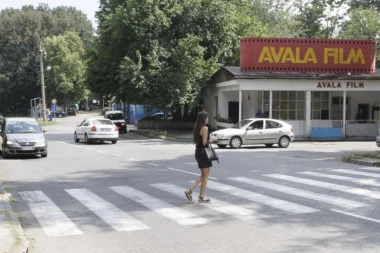 Oktriven identitet bahatog vozača koji je oborio Teodoru na pešačkom u Košutnjaku! Devojka je i dalje na intenzivnoj