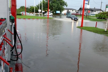 (FOTO) JAGODINA KAO ATLANTIDA: Otvorilo se nebo, automobili plove ulicama, benzinska pumpa POTOPLJENA!