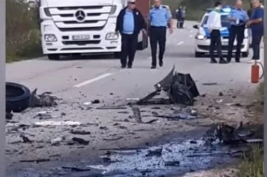 (VIDEO) PRVI SNIMCI UŽASNE TRAGEDIJE KOD MRKONJIĆ GRADA: U jezivom sudaru stradali muž, žena i beba