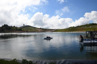 Ovog vikenda Jahorina dočekuje goste sa novim sadržajima i produženim radnim vremenom: Pedaline i lopte za hodanje po vodi dostupne za uživanje na jezeru